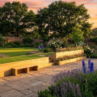 Grande muro di contenimento con posti a sedere e piantumazione di confine / Progetto personalizzato del cliente