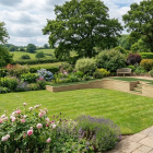 Muro di contenimento curvo con gradini e spazio per pavimentazione / 9,5 m x 2,96 x 0,6 m