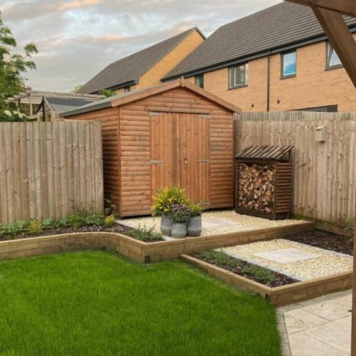 Il muro di contenimento basso del giardino di Ruth e James