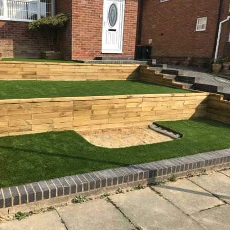 Idee per giardini in pendenza: trasformazioni prima e dopo