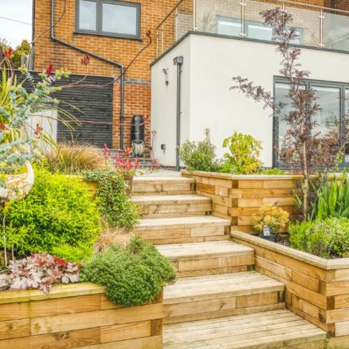 Il muro di contenimento di Luke composto da fioriere e scalini