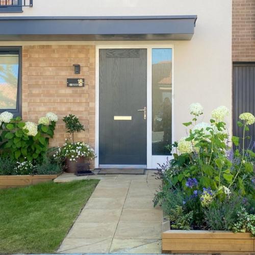 Gli orti rialzati nel giardino davanti casa di Ruth