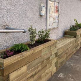 Fioriera costruita attorno al corrimano fisso e alla bacheca