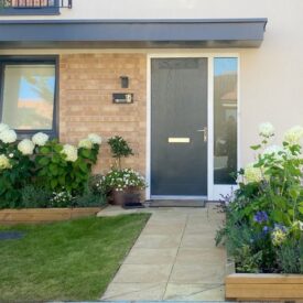 Trasformazione del giardino anteriore con WoodBlocX e piante