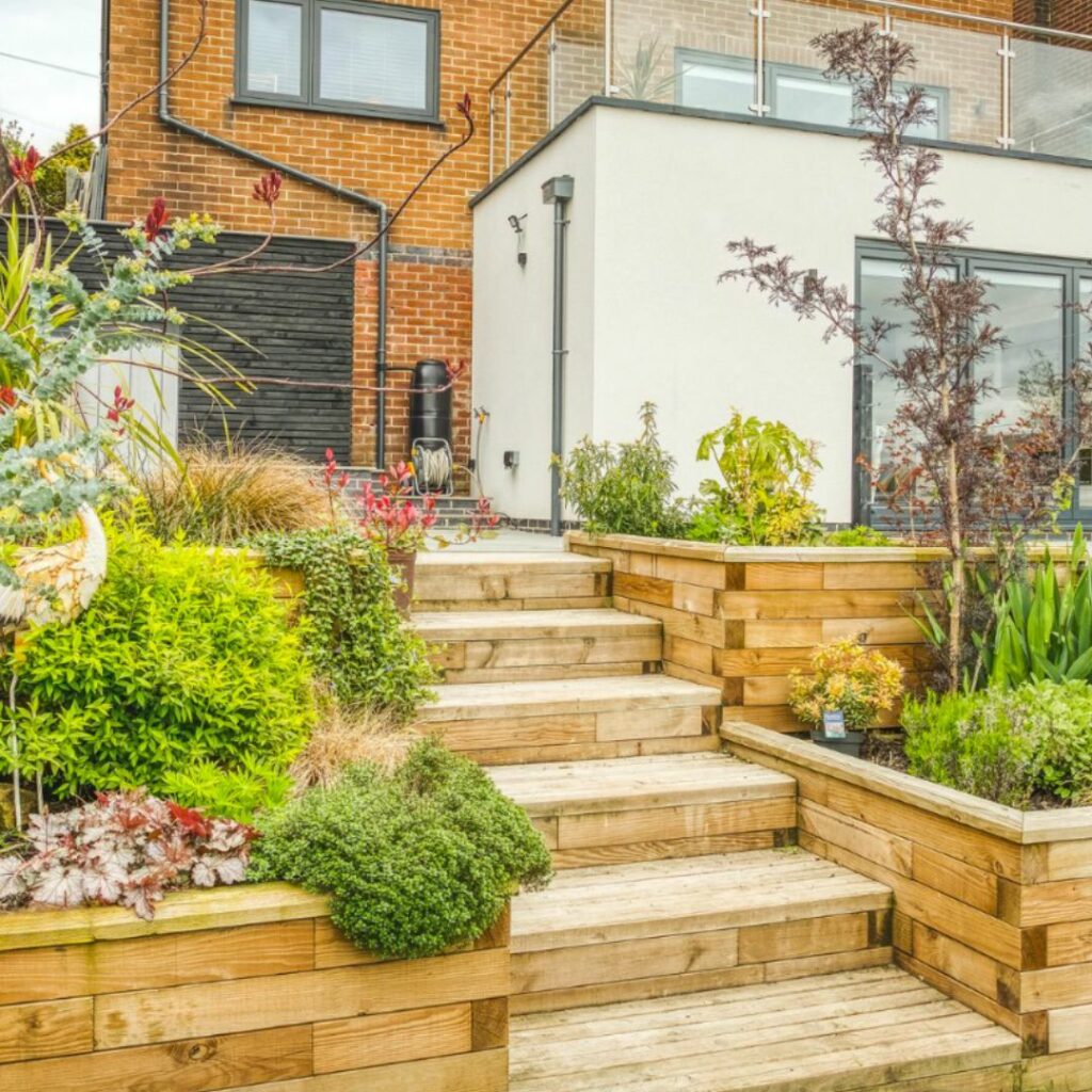 Il muro di contenimento di Luke composto da fioriere e scalini