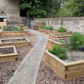 Serie di orti rialzati rettangolari