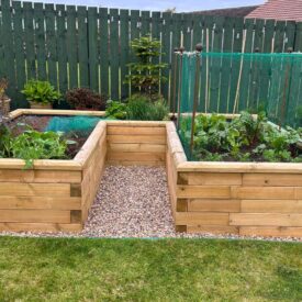 Orto a forma di U con piante aromatiche e verdure