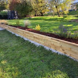 Muretto con gradini che collega il patio al prato